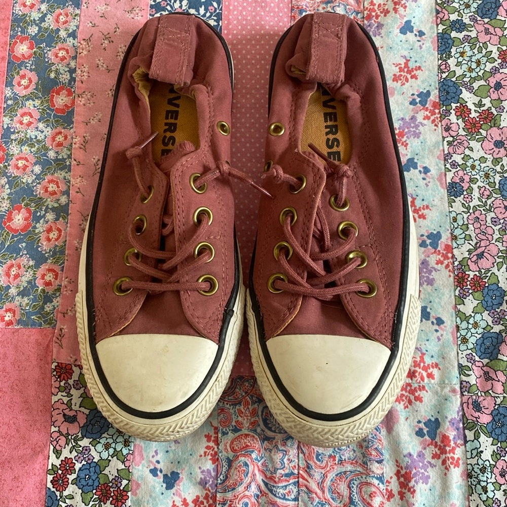 Converse below the ankle slip on woman’s sneaker.